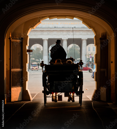 Fotografía Vienna, Austria: silhouette of a vintage carriage in the city center at Hofburg