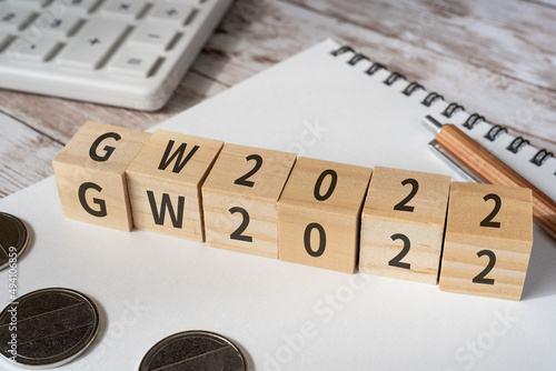 2022年のゴールデンウィークのイメージ｜「GW2022」と書かれた積み木と電卓とコイン