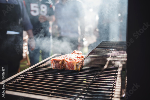 Foto carne prepada en la parrila para asar corte de carne porter house