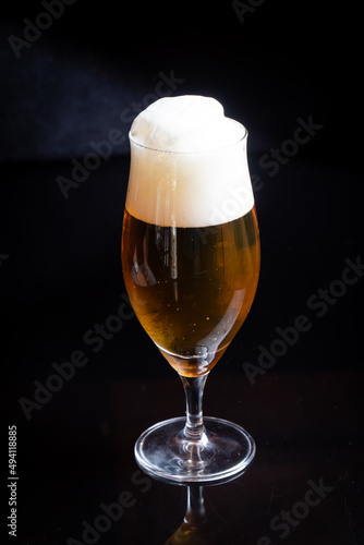 黒い背景とビールグラス　beer