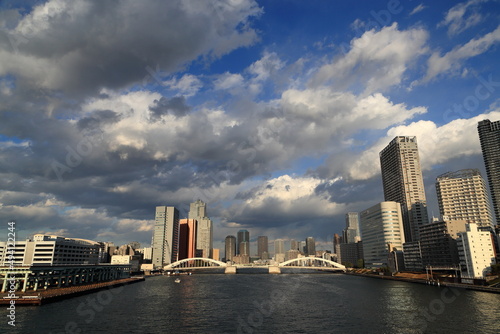 広大な隅田川河口と高層ビル群