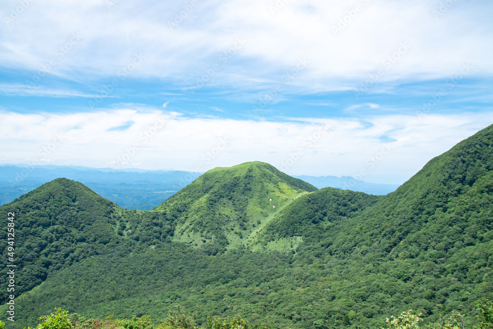 Obraz premium 孫三瓶・子三瓶・男三瓶の山々が見える風景 島根県大田市 The beautiful landscape of the peaks of Mt.Magosanbe, Mt.Kosanbe and Mt.Osabe in Sanbe town, Oda city, Shimane pref. Japan
