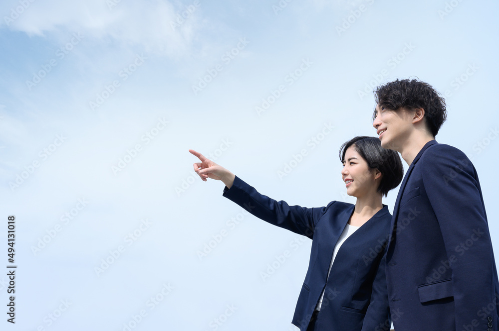 メインビジュアルにも！未来と目標を見上げるビジネスマン空背景　広角