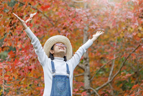 Foto Portrait happy beautiful cute asian teenage girl with glasses in autumn park