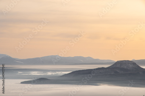 山並みと雲海の霞んだ遠景。 © Masa Tsuchiya