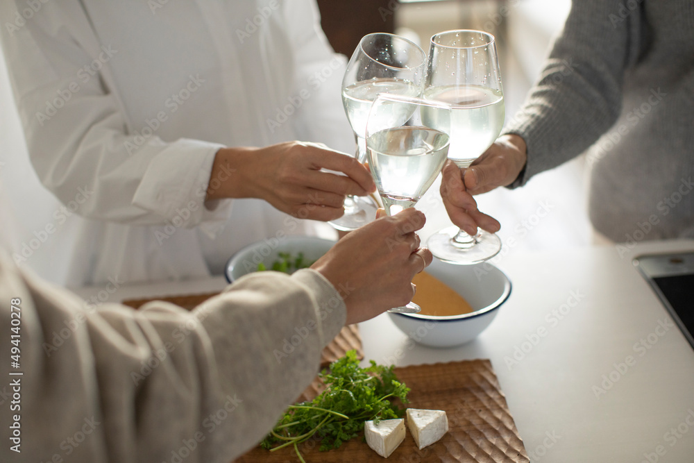 乾杯する女性たちの手元 乾杯する女性たちの手元