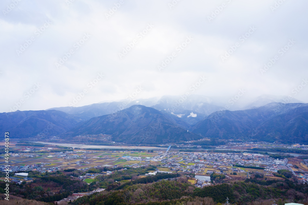 吉野川中流域に広がる平野と四国山地(徳島県三好市健康とふれあいの森からの眺望)