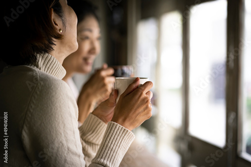カフェでくつろぐミドル世代の日本人女性