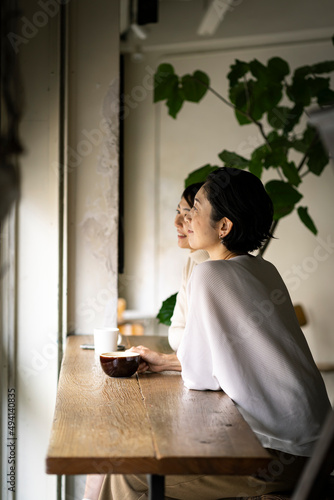 カフェでくつろぐミドル世代の日本人女性