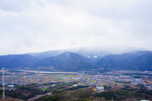 吉野川中流域に広がる平野と四国山地(徳島県三好市健康とふれあいの森からの眺望)