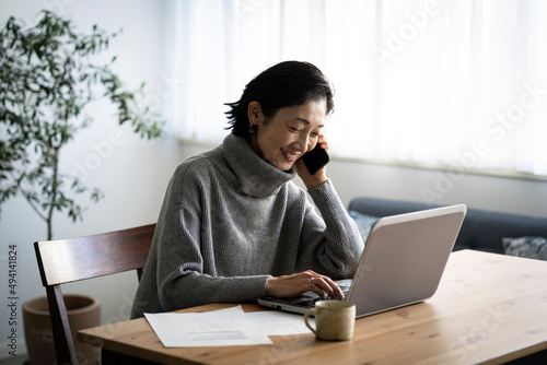 テレワークをするミドル世代の日本人女性