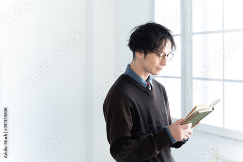 読書・本・ビジネスマン・若い男性