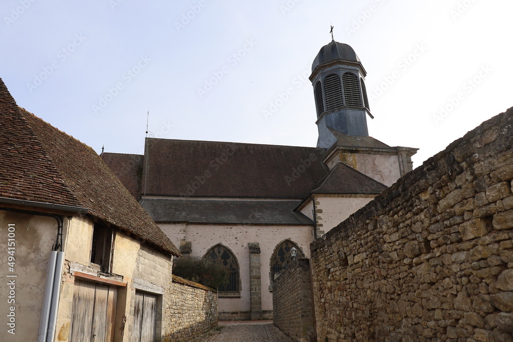 L'église Saint Laurent, vue de l'extérieur, village de Arnay Le Duc, département de la Côte d'Or, France
