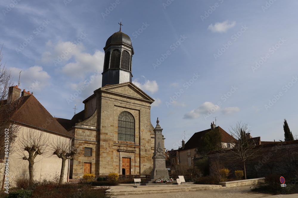 L'église Saint Laurent, vue de l'extérieur, village de Arnay Le Duc, département de la Côte d'Or, France