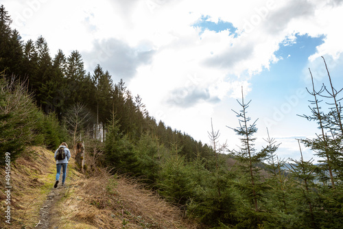 Frau beim Wandern im Wald