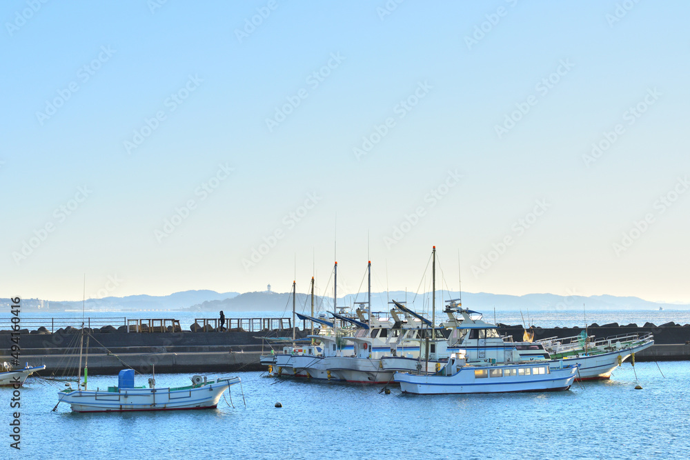 Fototapeta premium 晴れた日の茅ヶ崎漁港の風景