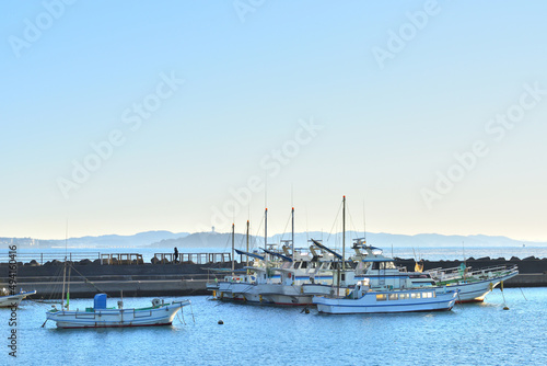 晴れた日の茅ヶ崎漁港の風景