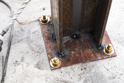 Fasten the steel plate on the concrete floor with bolts.
