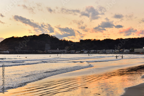 夕方の鎌倉材木座海岸滑川河口風景 © masyok