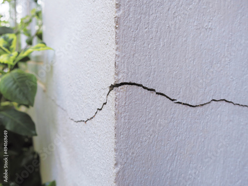 Fotografia, Obraz Cracked concrete building wall at the outside corner that effected with earthqua