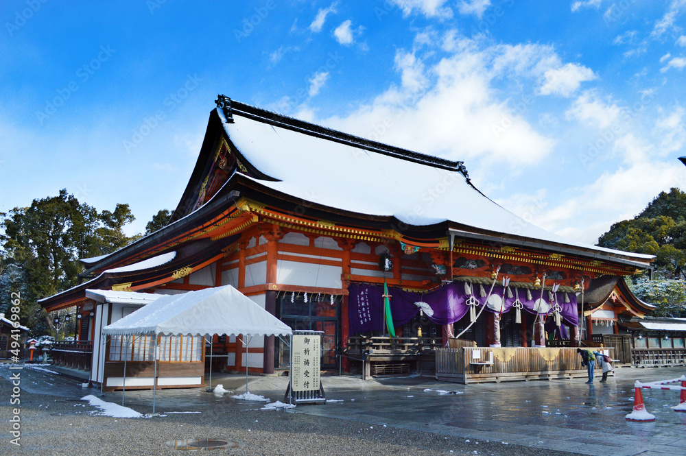 雪化粧した京都市八坂神社の国宝本殿