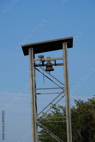FU 2020-08-11 Fries T2 155 Unter freiem Himmel steht ein Glockenturm aus Holz