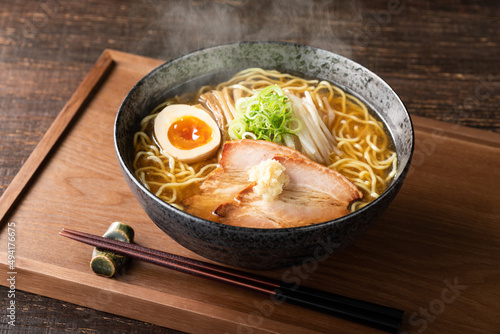 湯気の立つ、シズル感のある味噌ラーメン
