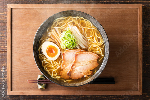 Wallpaper Mural 湯気の立つ、シズル感のある醤油ラーメン Torontodigital.ca