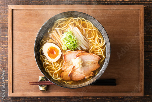 湯気の立つ、シズル感のある味噌ラーメン