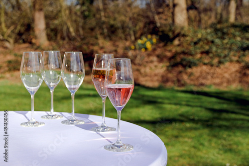 champagnergläser auf einem stehtisch im garten photo