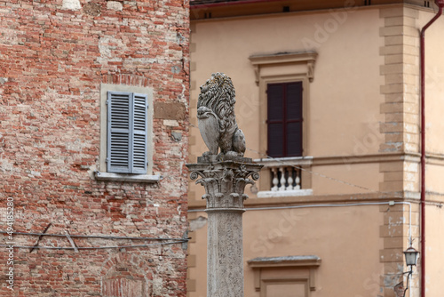 Foto A marble replica of a florentine lion at the top of the Marzocco column in Piazz