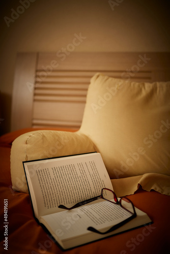 Libro de lectura en dormitorio sobre la cama