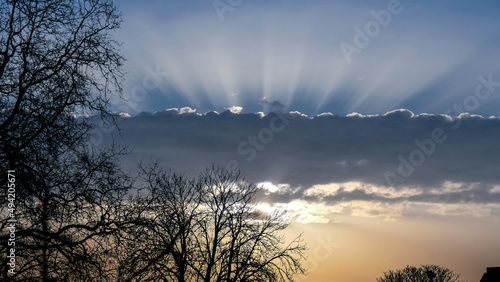 Sonnenaufgang, Wolken, Sonnenstrahlen, Sonne, Himmel, Bäume, Natur, blauer Himmel, 