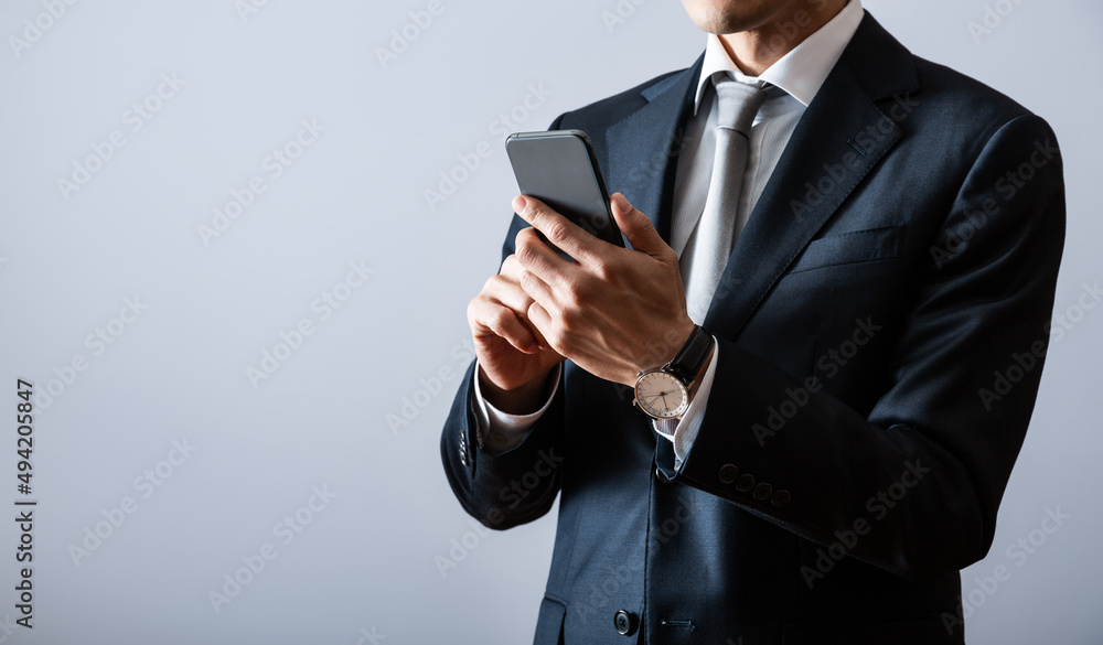 スマホを操作する若いビジネスマン