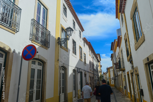 Fototapeta Naklejka Na Ścianę i Meble -  Denkmalgeschützte Architektur in der Altstadt von Tomar, Portugal