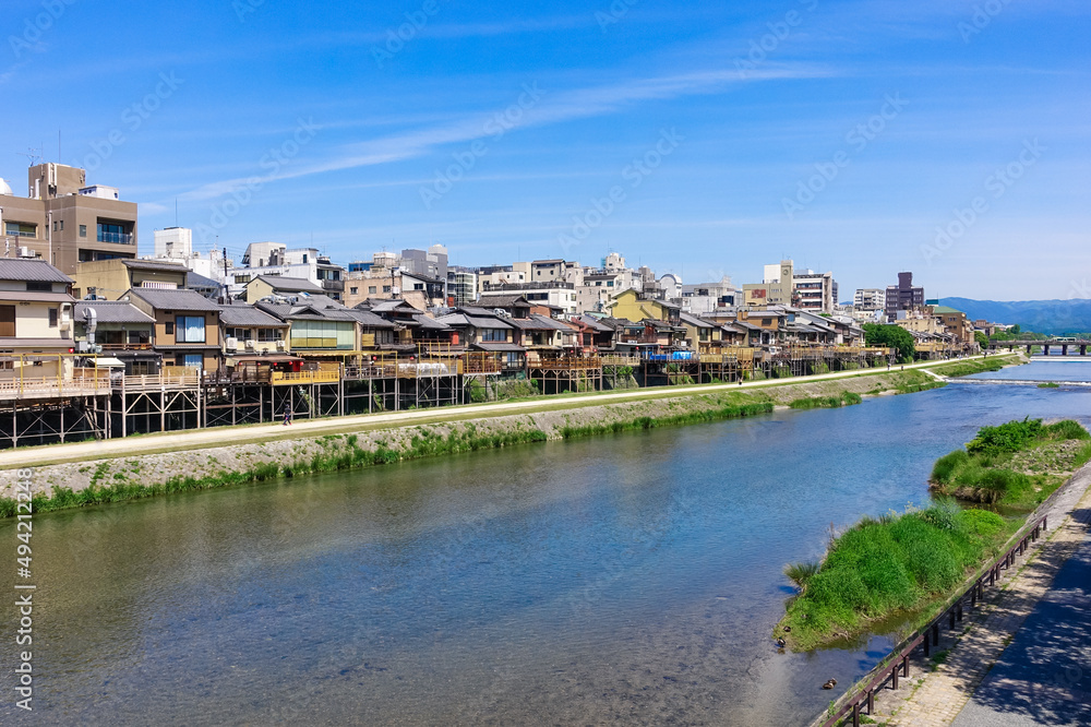 京都 四条大橋から鴨川納涼床の眺め（京都府京都市）