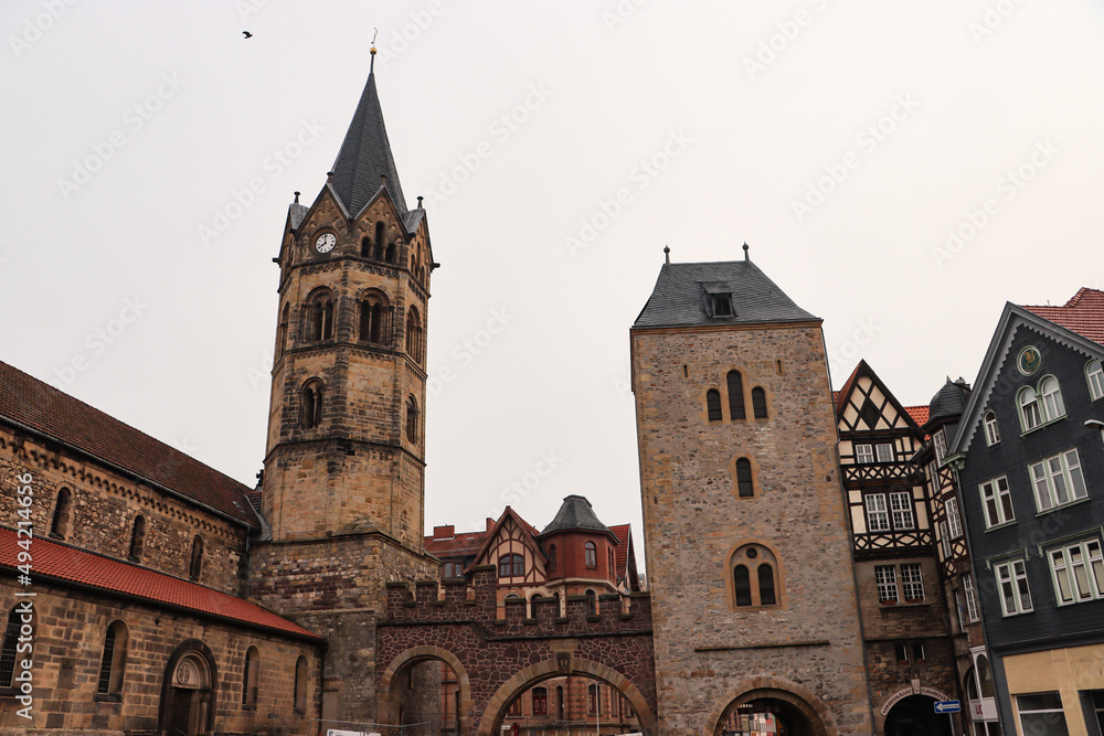 Fototapeta premium Eisenach; Nikolaikirche und Nikolaitor vom Karlsplatz gesehen