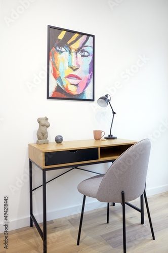 Pokój z biurkiem z białymi ścianami © arteffect.pl