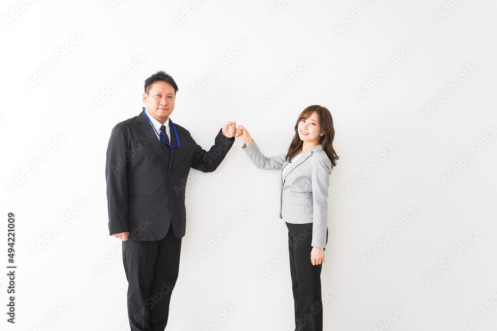 新しい生活様式の握手をするビジネスパーソン