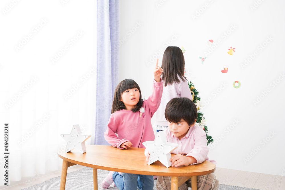 クリスマスの飾り付けをする子どもたち クリスマスの飾り付けをする子どもたち