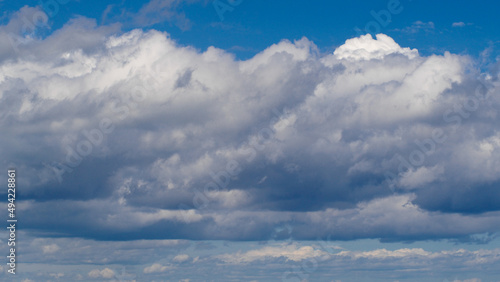 Vue en paysage, sur la Mer Méditerranée. Le ciel est partiellement couvert par des cumulus de beau temps