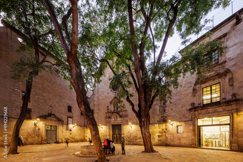 Tableau sur toile Plaça Sant Felip Neri con las marcas de una bomba de la guerra civil española Ba