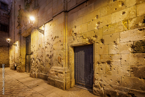 Pla  a Sant Felip Neri con las marcas de una bomba de la guerra civil espa  ola Barcelona  Catalu  a  Espa  a Barcelona  Catalonia  Spain