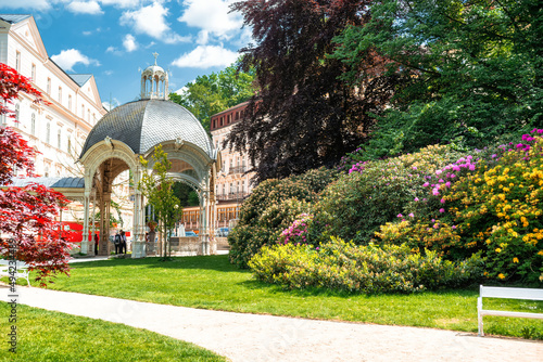 Foto View of Dvorak Park in Karlovy Vary with wooden alcove, Czech Republic
