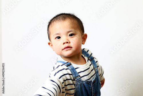 Tableau sur toile オーバーオールを着ている坊主頭の男の子。