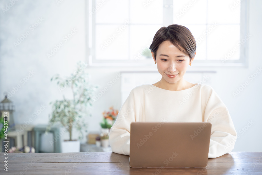 パソコン・ビジネス・仕事・ミドル女性・家・自宅・テレワーク パソコン・ビジネス・仕事・ミドル女性・家・自宅・テレワーク