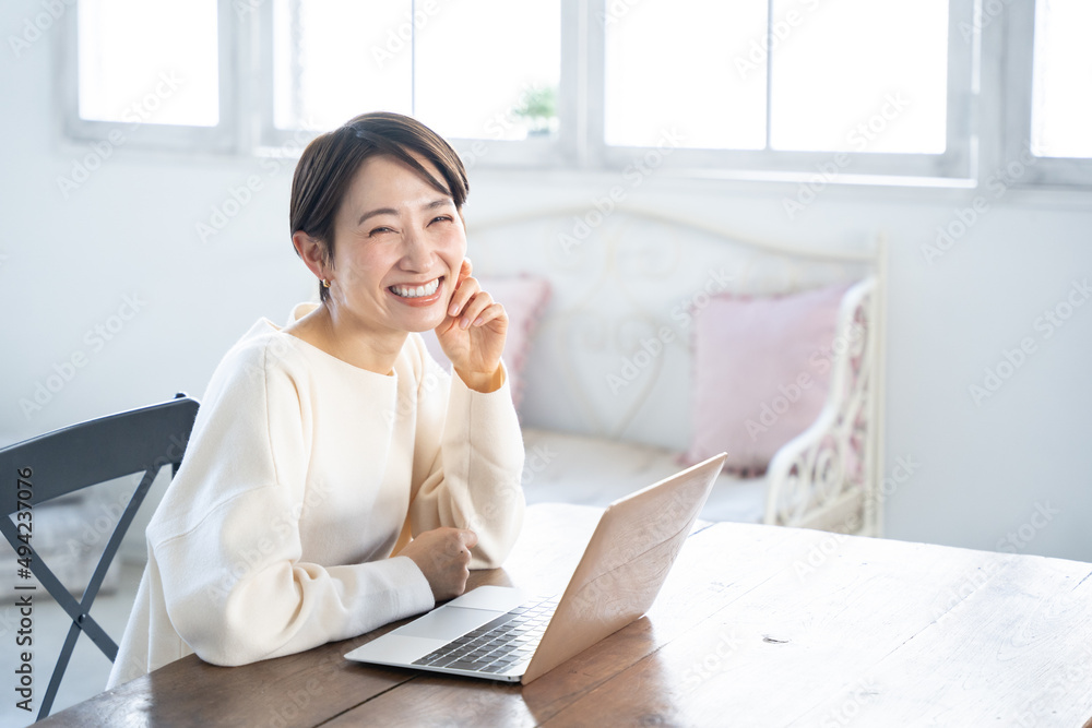 パソコン・ビジネス・仕事・ミドル女性・家・自宅・テレワーク パソコン・ビジネス・仕事・ミドル女性・家・自宅・テレワーク
