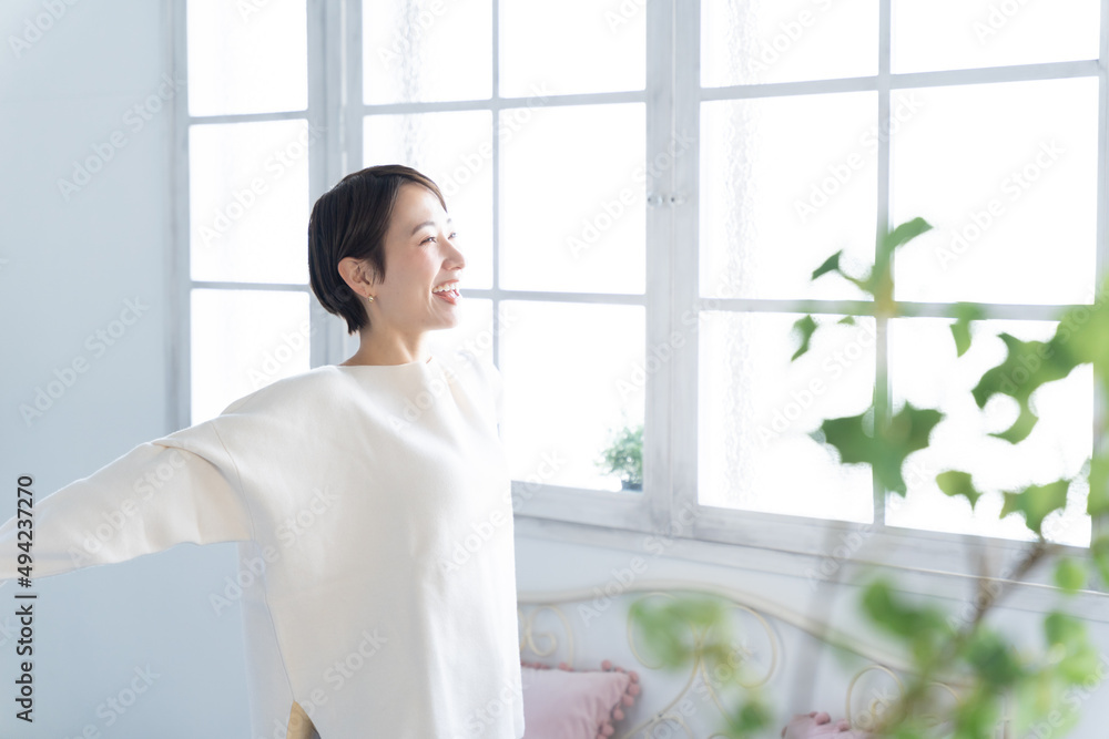 ミドル女性・笑顔・伸び・ストレッチ・健康・ヘルスケア