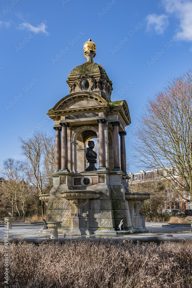 Сhapel-shaped monument (1866) with a bronze bust of Sarphati in combination with a fountain in Sarphati Park. Samuel Sarphati was a doctor and pharmacist in Amsterdam. Amsterdam, the Netherlands.