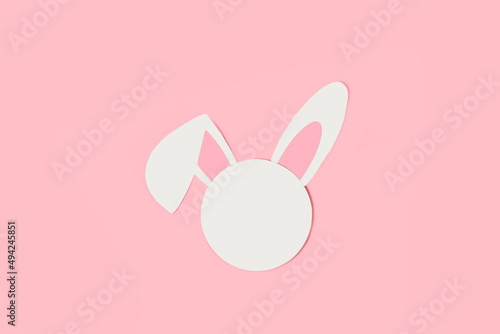 Diseño creativo hecho con orejas de conejo y marco redondo blanco sobre fondo rosa pastel. Vista superior y de cerca. Copy space. Concepto: Pascua photo